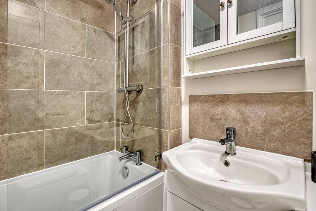Apartament Hidden Gem In Battersea W/ Free Parking Londyn Zewnętrze zdjęcie