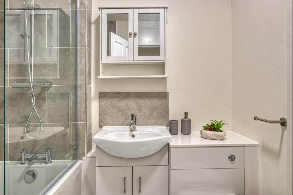 Apartament Hidden Gem In Battersea W/ Free Parking Londyn Zewnętrze zdjęcie