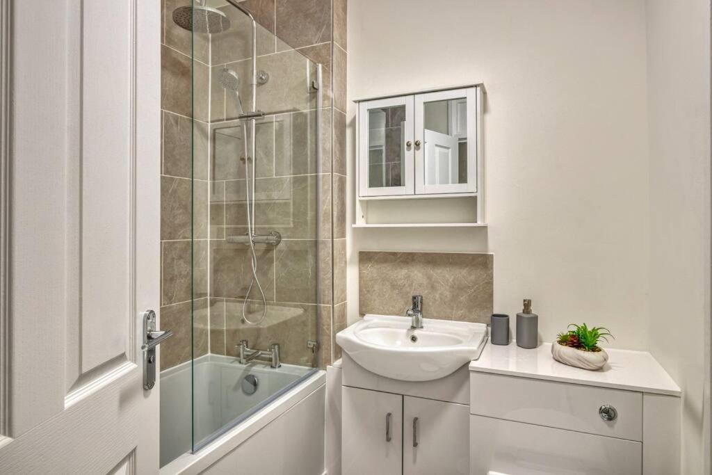 Apartament Hidden Gem In Battersea W/ Free Parking Londyn Zewnętrze zdjęcie